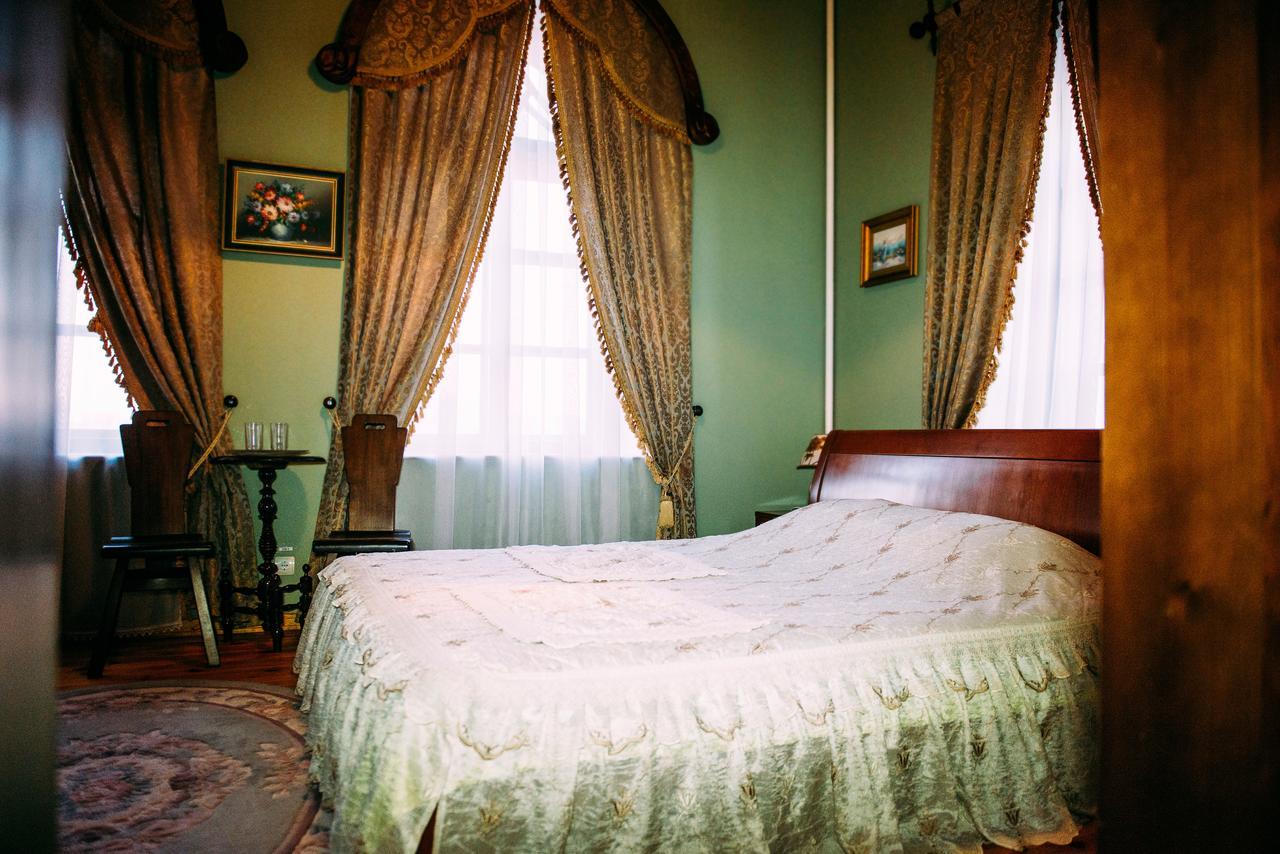 Antique House Hotel Дубно Экстерьер фото