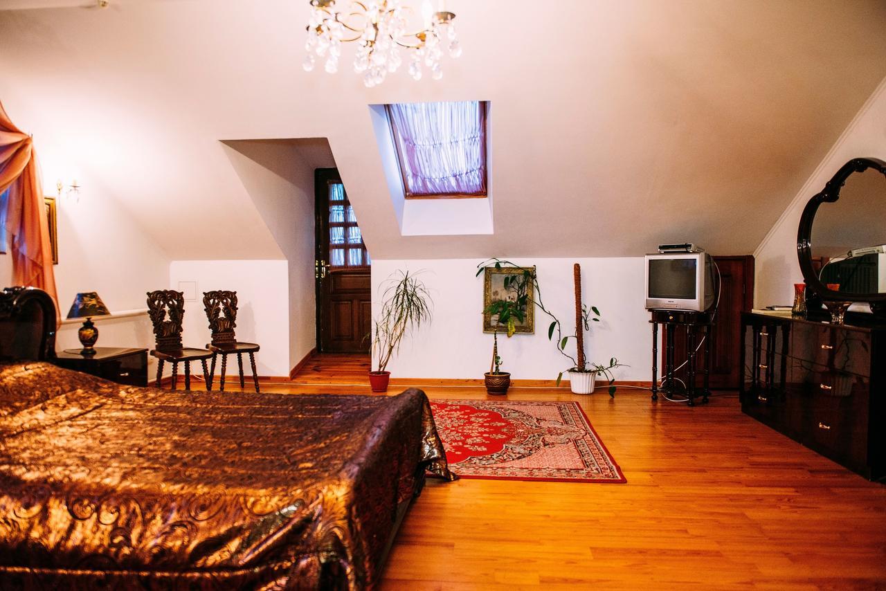Antique House Hotel Дубно Экстерьер фото