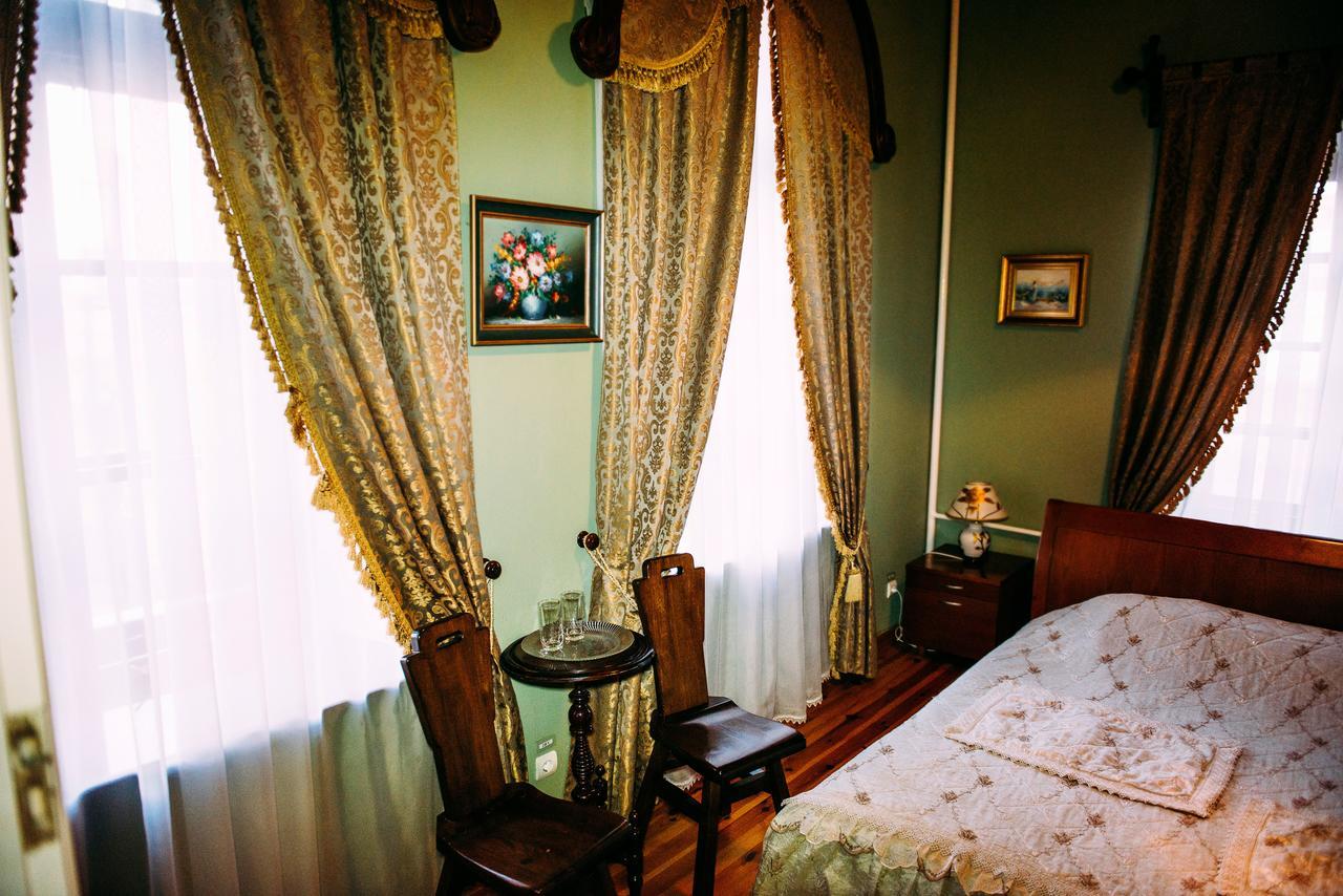 Antique House Hotel Дубно Экстерьер фото