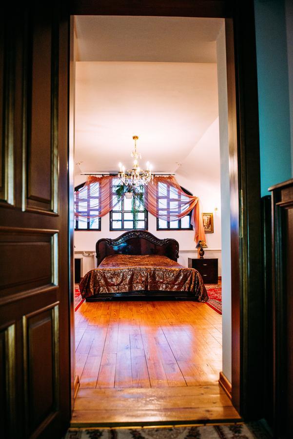 Antique House Hotel Дубно Экстерьер фото