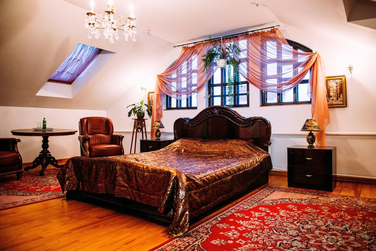 Antique House Hotel Дубно Экстерьер фото