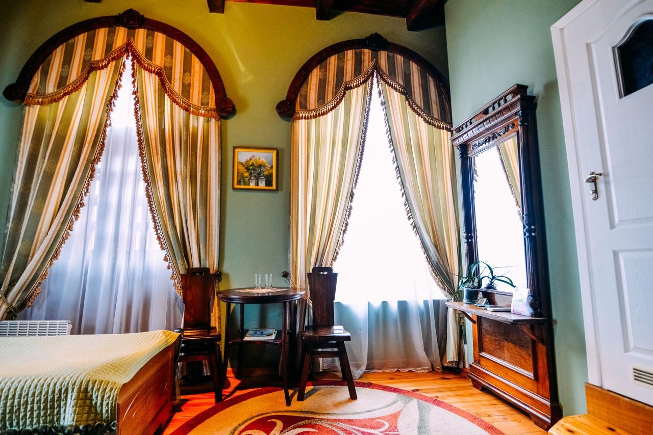 Antique House Hotel Дубно Экстерьер фото