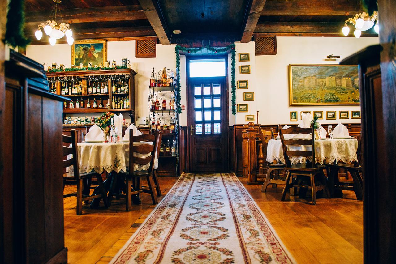 Antique House Hotel Дубно Экстерьер фото